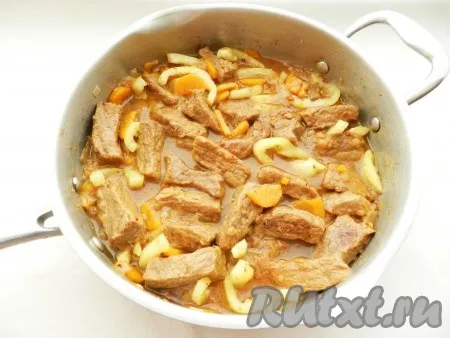 Когда мясо будет готово, добавить болгарский перец, очищенный от семян и нарезанный полосками, соль и специи по вкусу, перемешать. 