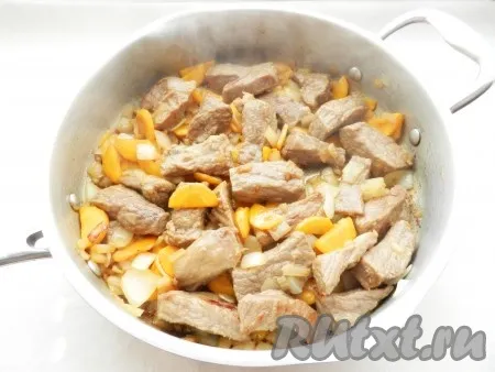 В сковороду к мясу добавить лук и морковь, обжарить все вместе.