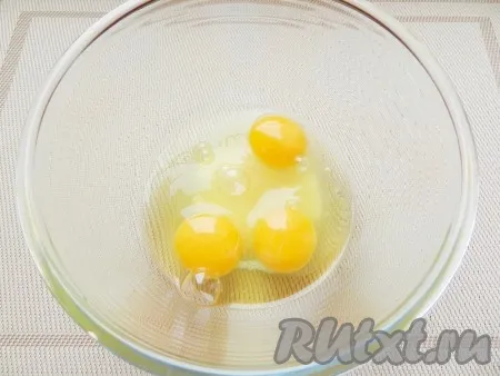 Соединить яйца с сахаром, ванильным сахаром и солью.