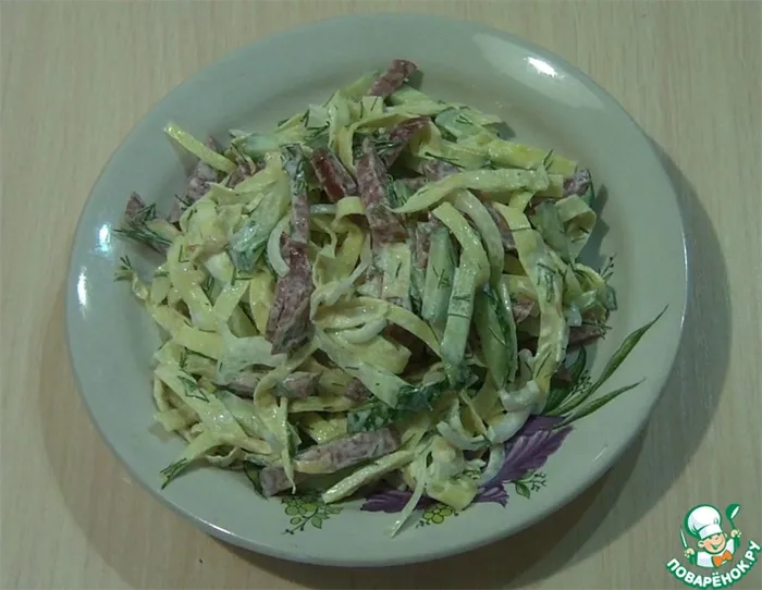 Рецепт: Салат с колбасой и яичными блинчиками