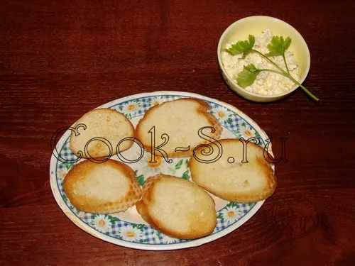 бутерброды с плавленным сыром и чесноком - обжарить хлеб