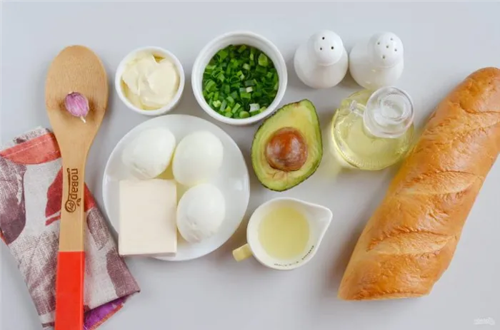 Подготовьте ингредиенты. Отварите и охладите яйца, снимите скорлупу. Лимонный сок отожмите, понадобится 1 ч.л. Очистите чеснок.