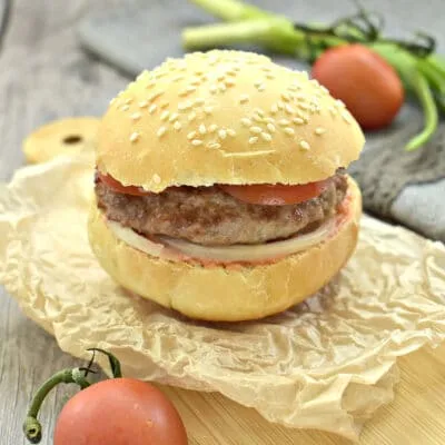 Домашний бургер с котлетой и помидорами - рецепт с фото
