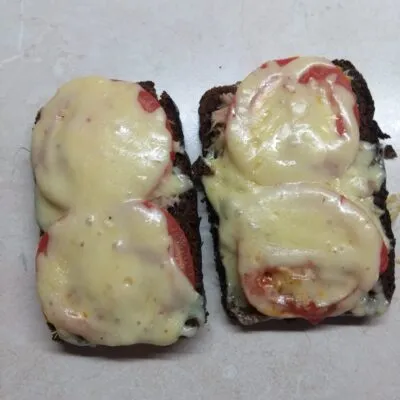 Горячие бутерброды с тунцом и помидором - рецепт с фото