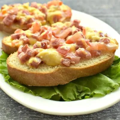 Горячие бутерброды в духовке с колбасой и помидорами - рецепт с фото