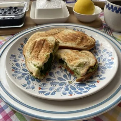 Горячие бутерброды с сыром и помидорами - рецепт с фото