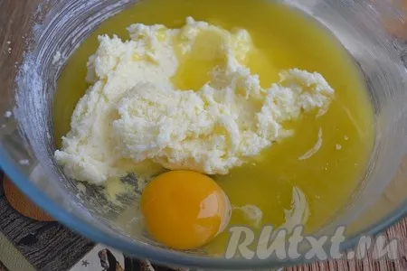 К полученной массе добавить мёд и яйцо. 