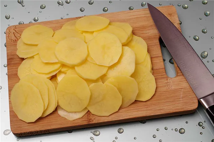 Картошку нарезать тонкими кружочками