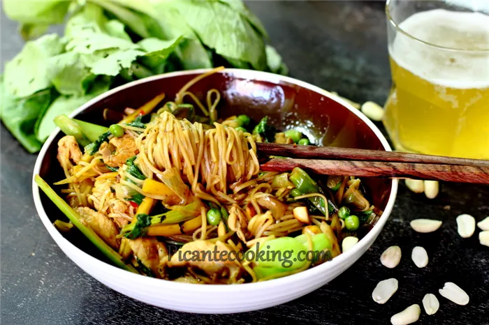 Китайская лапша с курицей и овощами (Chow mein)