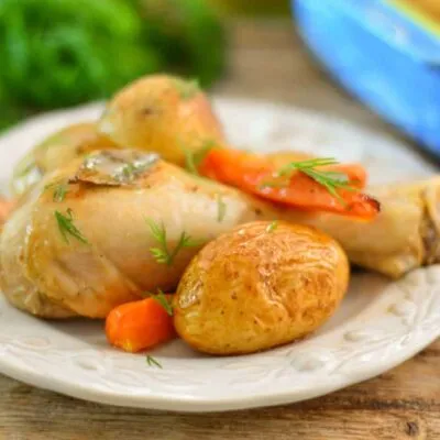 Запеченный картофель с куриными голенями и морковью - рецепт с фото