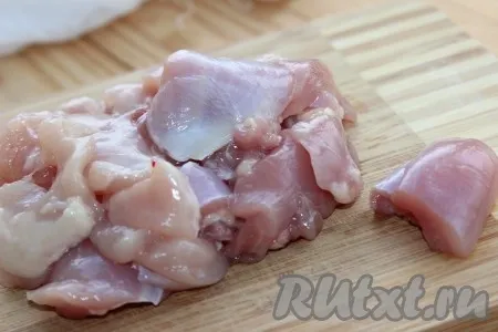 Куриные окорочка (или любые части курицы) вымыть, обсушить. Отделить мясо от костей и нарезать небольшими кубиками. 