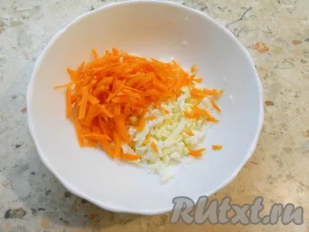 Яйца и морковь очистить, натереть на средней терке.