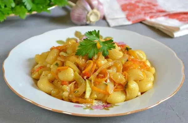 макароны с овощами и соевым соусом на сковороде - пошаговый рецепт