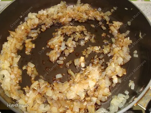 Когда лук готов добавляем чеснок и половину соевого соуса. Хорошо перемешиваем около минуты. (фото 5)