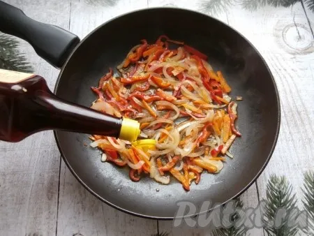 Обжаривать овощи, помешивая, 2-3 минуты и влить соевый соус.