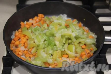 Обжарить морковку с луком в течение 5 минут, помешивая. К обжаренным овощам, по желанию, добавить болгарский перец (у меня - замороженный, я его предварительно не размораживала), перемешать. Вместо перца подойдут и другие овощи, которые вы любите (например, кабачки).