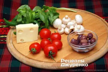 Грибы, овощи и сыр для начинки.