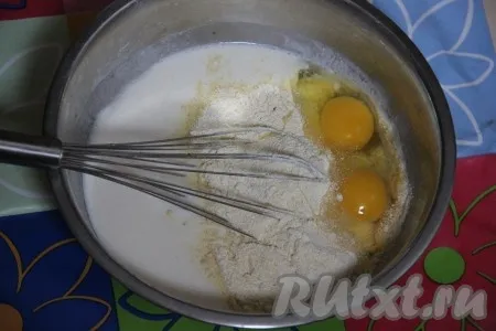 К кефиру добавить яйца и кукурузную муку. Все перемешать и оставить на 15 минут, чтобы кукурузная мука набухла. 