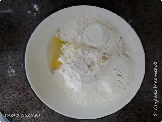 Масло натереть на терке.Добавить сахар,муку,яйца,соду,замесить тесто,разделить на две равные части,и в морозилку на ночь или на 2-3 часа (фото 3)
