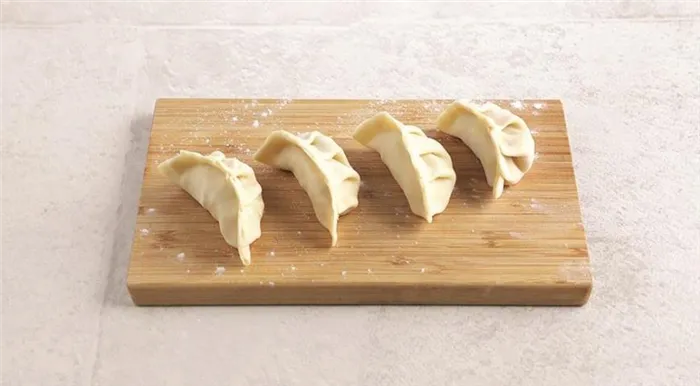 Фото приготовления рецепта: Японские пельмени гёдза с креветками, шаг №8