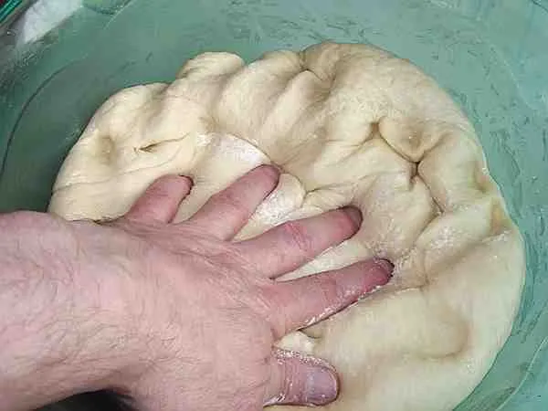 обминаю поднявшееся тесто для пирога с картошкой 