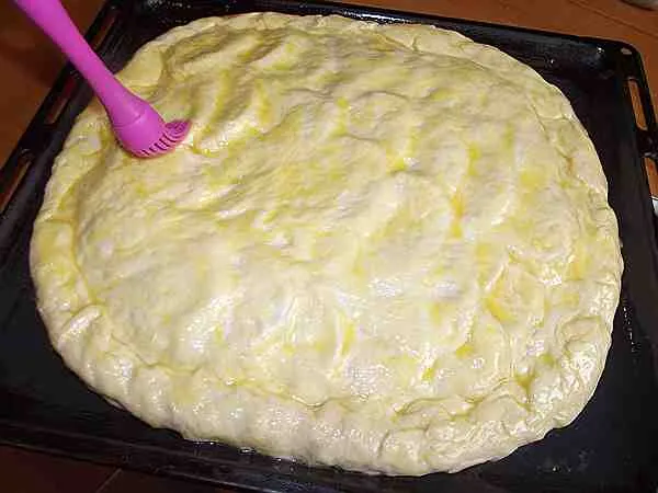 смазываю пирог с картошкой желтком 
