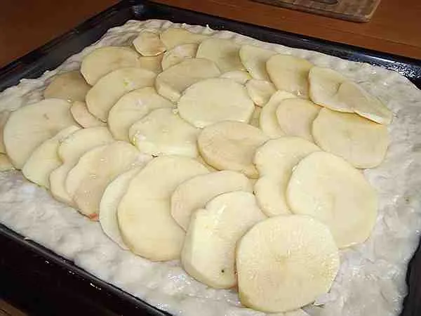 уложенный на лук картофель нарезанный кружочками 