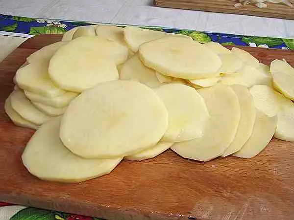 картофель нарезанный для пирога тонкими кружочками 