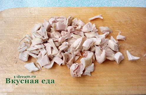 Нарезать мясо курицы для супа