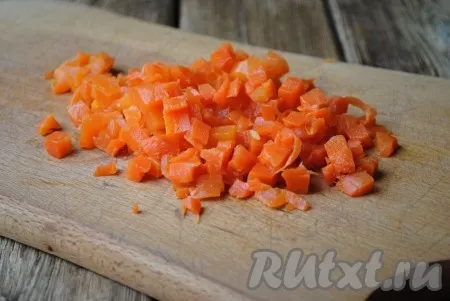 Также нарезать и морковку. Желательно, чтобы кубики были одинакового размера, так они более красиво будут смотреться в салате. 