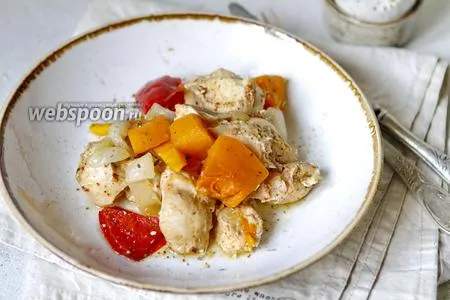 Фото рецепта Печёная тыква с курицей и овощами