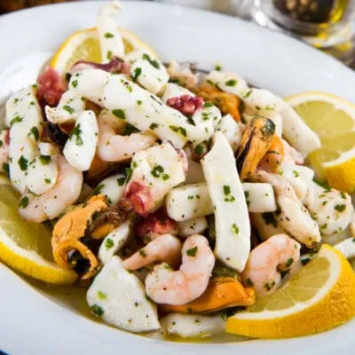 Салат из морепродуктов с креветками, мидиями, кальмарами, осьминогом - рецепт с фото