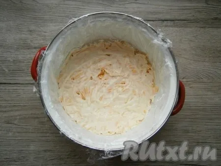 Полутвердый сыр натереть на крупной терке и выложить его нижним слоем, смазать майонезом. 