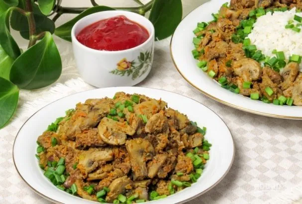 Салат с куриной печенью и грибами