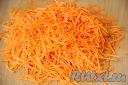 Морковь натереть на крупной тёрке или на тёрке для моркови по-корейски.