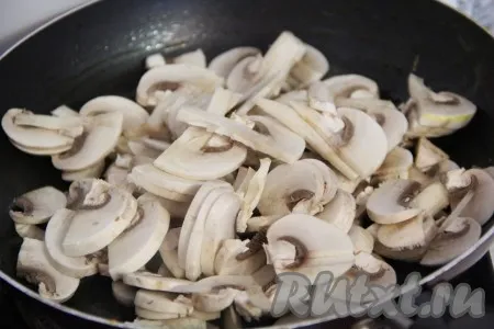 Выложить грибы на сковороду, добавить растительное масло и поставить на огонь.