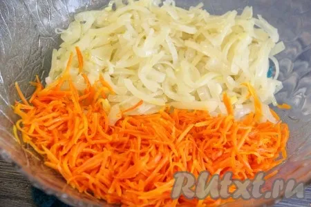 В глубокой миске соединить лук и морковь.