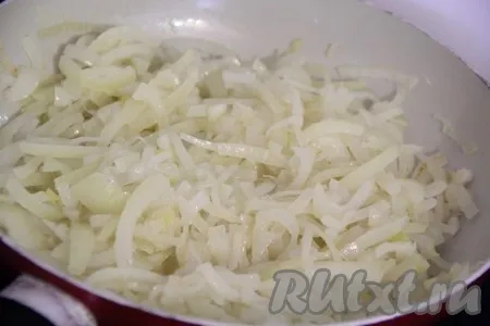Выложить лук в сковороду, добавить растительное масло и обжарить при помешивании.