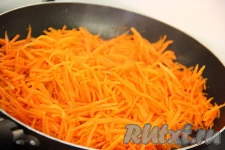  Морковь выложить в сковороду и обжарить с добавлением растительного масла.