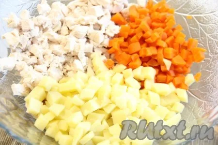 Соединить в глубокой миске картофель, яйца, морковь и курицу. 