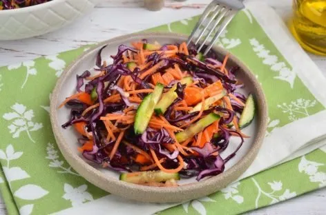 Салат из краснокочанной капусты, корейской моркови и свежих овощей