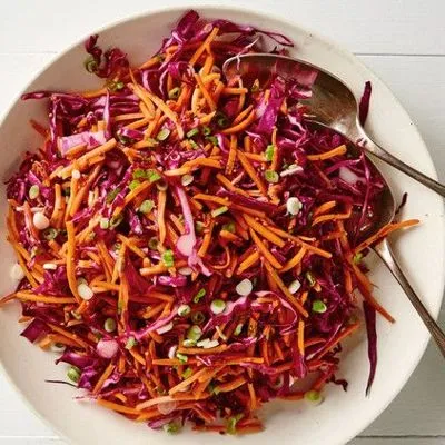 Простой салат с капустой и морковью к мясным блюдам