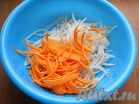 На терке для корейской моркови натереть дайкон и морковь. 