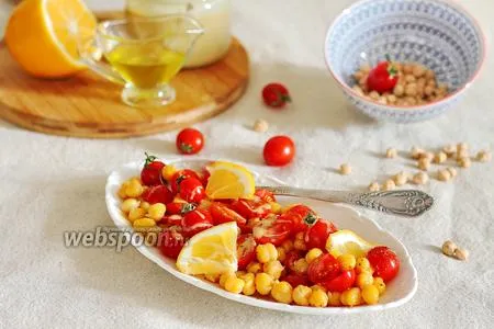 Фото рецепта Салат из нута и помидоров, заправленный тахини