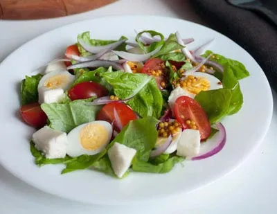 Салат с чесноком перепелиными яйцами