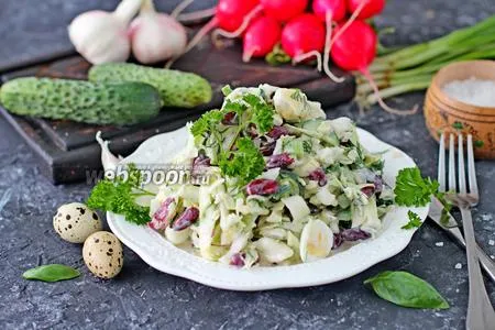 Фото рецепта Салат из молодой капусты с консервированной фасолью