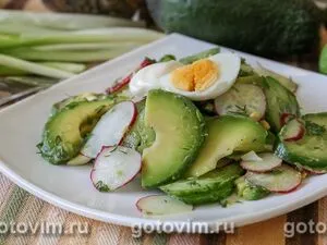 Овощной салат с авокадо и яйцом