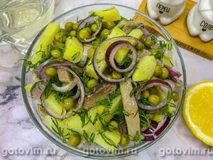 Салат из сельди с картофелем и зеленым горошком