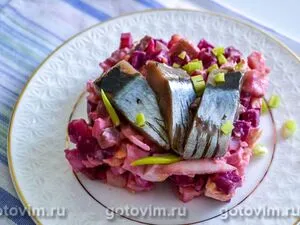 Шведский салат из свеклы с соленой сельдью