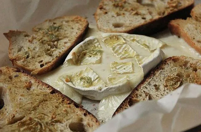 Сыр бри запеченный в духовке с гренками рецепт